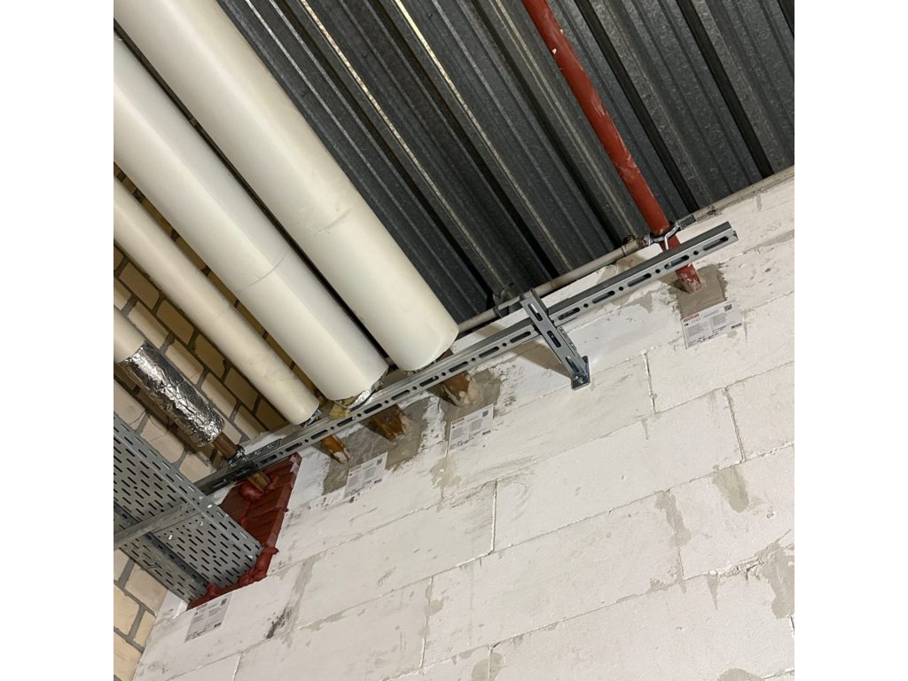 Freiliegende Rohre und Metallhalterungen