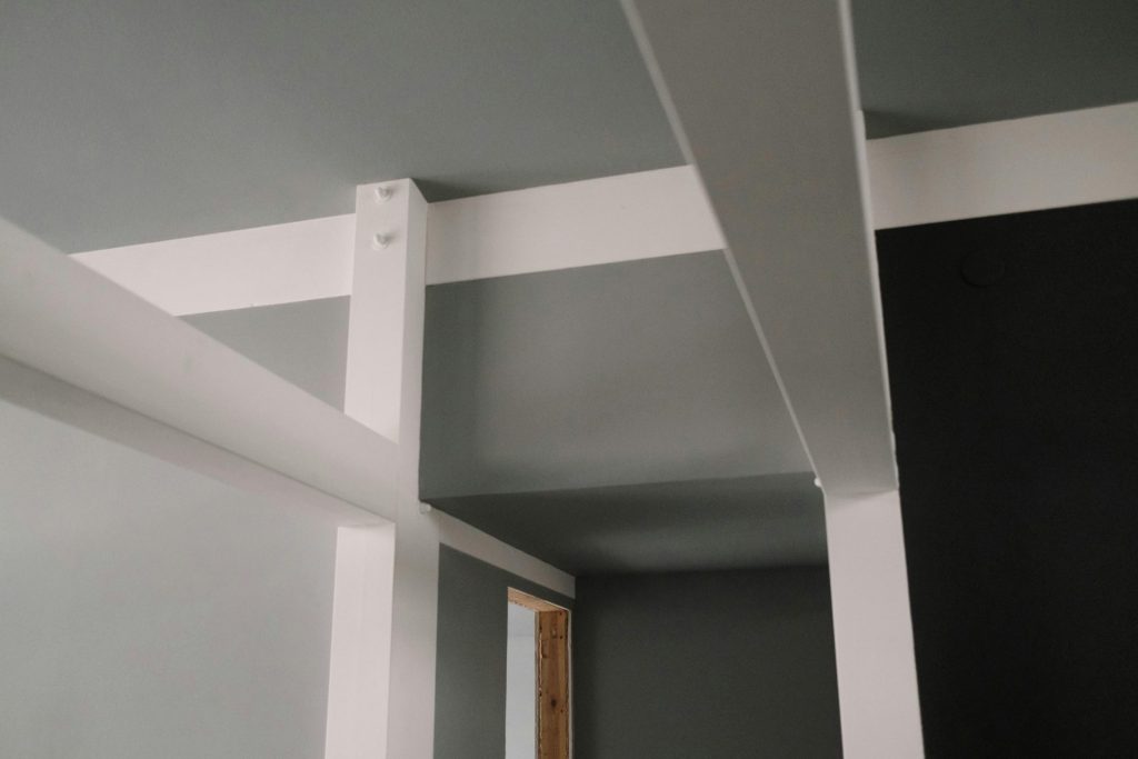Nahaufnahme moderner Deckenbalken, die architektonisches Design zeigen.